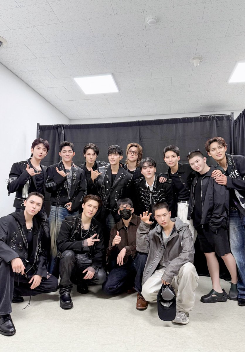 everywonwee's tweet image. seventeen ot13 forever😭🩷🩵