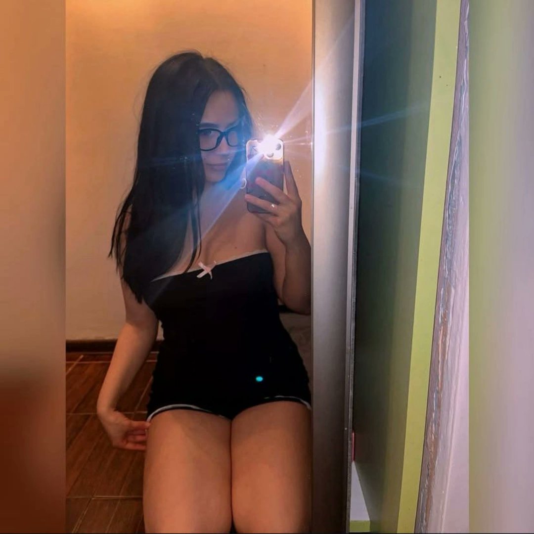 busesarsilmis's tweet photo. Önünde şöyle diz çöktüğümü düşünsene bir 🥰💋😘 https://t.co/dFDBJDEvem
