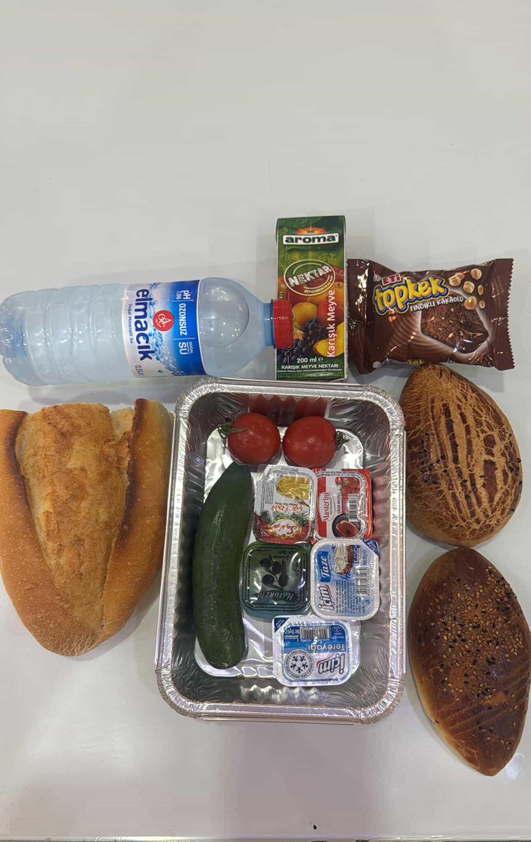 BU KADAR BASİT, BUNU YAPAMAYACAK NE VAR ANLAMIYORUZ.

"Merhaba Bilecik Emniyet Müdürlüğünün personeline verdiği sabah kahvaltısı ve en önemlisi kalplere dokunan tebrik kartı."
#polis