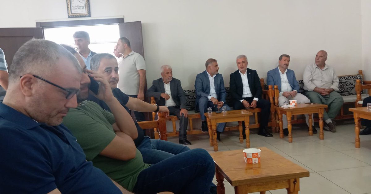 mehmetyetim63's tweet photo. Amcası vefat eden Abdülkerim Gök hocaya ve ailesine başsağlığı ziyaretinde bulunmak için Ceylanpınar ilçesinde idik.

Ailesinin ve sevenlerinin başı sağ olsun.
Baki Allah… https://t.co/xorftnvR6Q