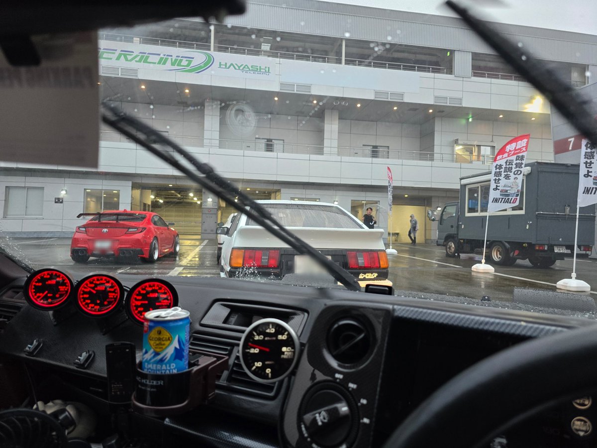 Ae86Lcars's tweet photo. 富士スピードウェイ 頭文字D 30th Anniversary 2days
13日の午前5時頃、西ゲートから入場し21番ピットに搬入です。
ビショビショなので、まずは拭き上げ作業😸 
#富士スピードウェイ #頭文字D #藤原とうふ店 #AE86 #パン��トレノ https://t.co/7EhzDPQKuJ