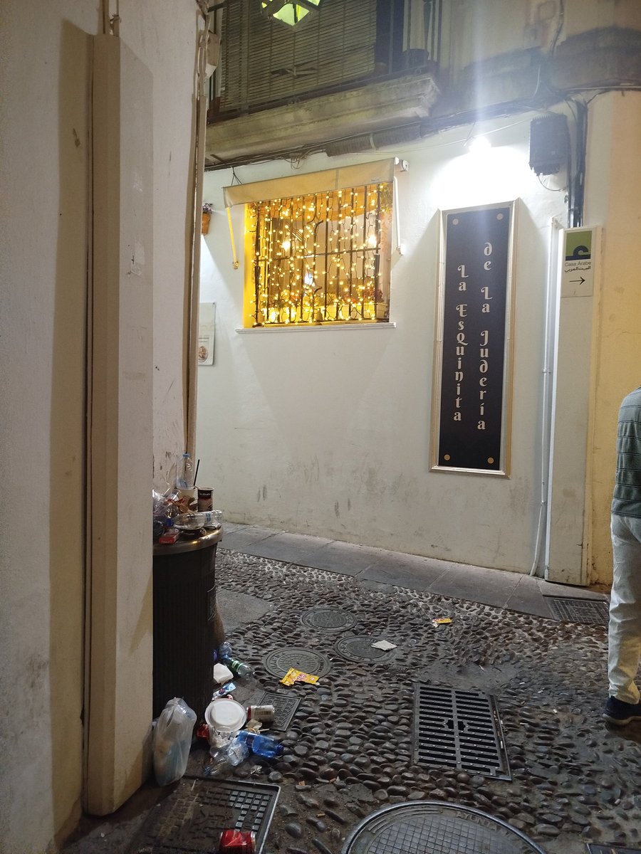 Así se encontramos ayer los vecinos del casco histórico la esquina de Velázquez Bosco a las 11 de la noche. ¿Falta de medios, civismo, o ambas cosas?
No son pocas las veces que nos replanteamos la calidad de la limpieza en la ciudad de Córdoba <a href="/ayuncordoba_es/">Ayuntamiento Córdoba</a> <a href="/sadecocordoba/">Sadeco Córdoba</a>