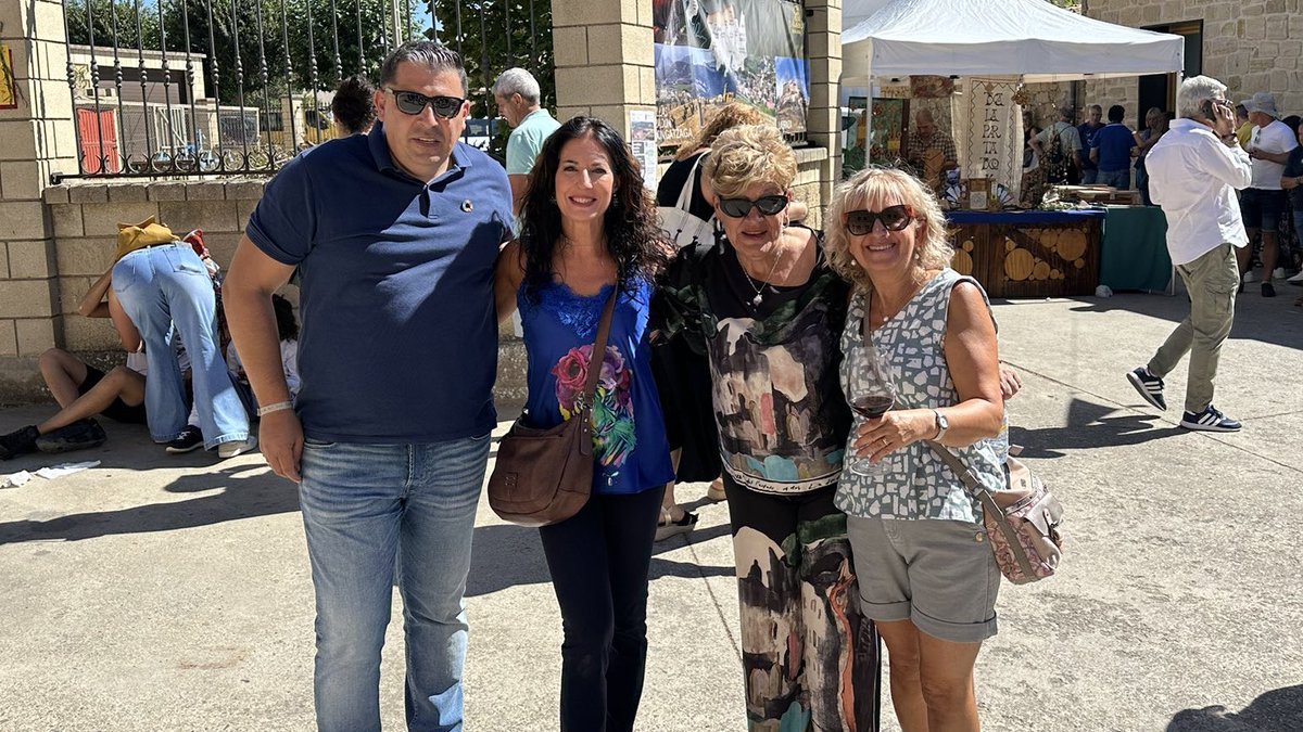 AdelvalDFA's tweet photo. 🍇🍷 Hoy hemos celebrado la Fiesta de la Vendimia en #Leza, un homenaje a nuestras raíces y a todo lo que el vino significa para #RiojaAlavesa.
El vino es embajador de nuestra cultura, de nuestra historia y de la identidad que compartimos como territorio. https://t.co/85mbtNguEl