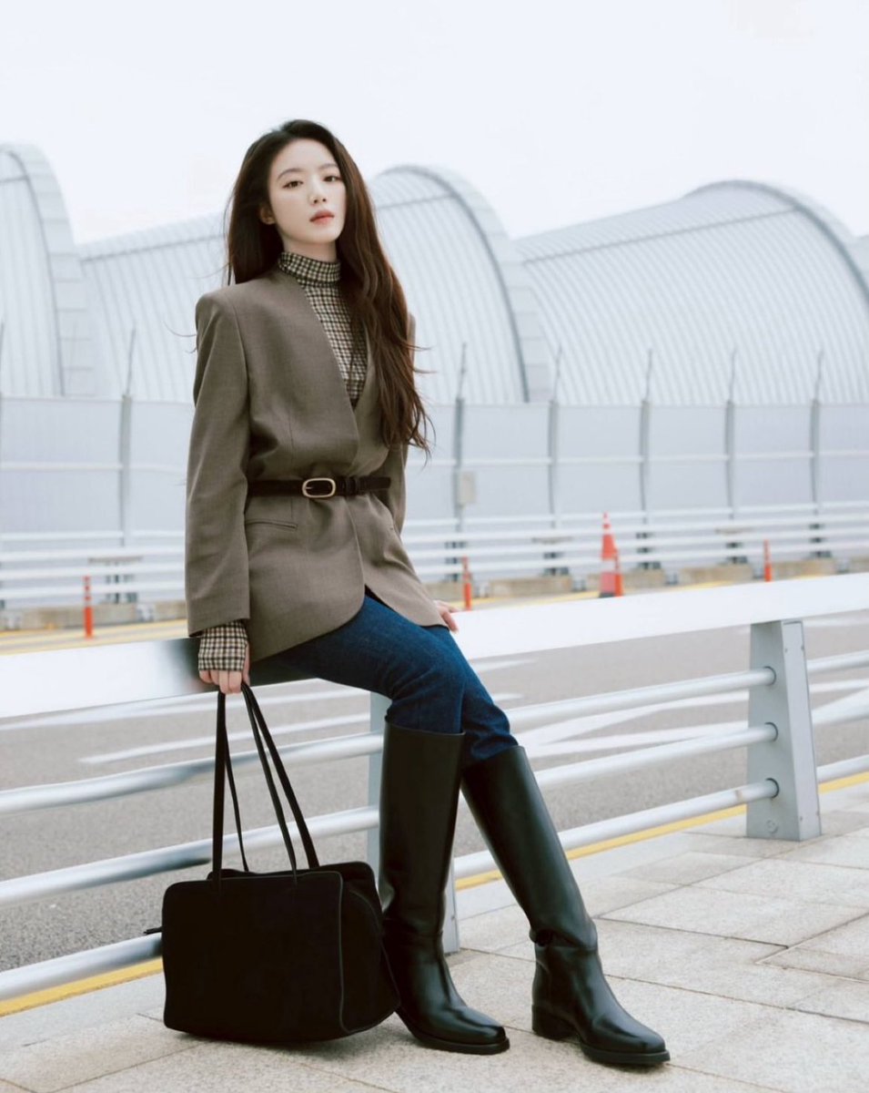 Comentem com as Hashtag abaixo:

- 10 frutas
- 10 cidades
- 10 músicas do I-DLE

SHUHUA AT COS NYFW
#SHUHUAxCOSAW25