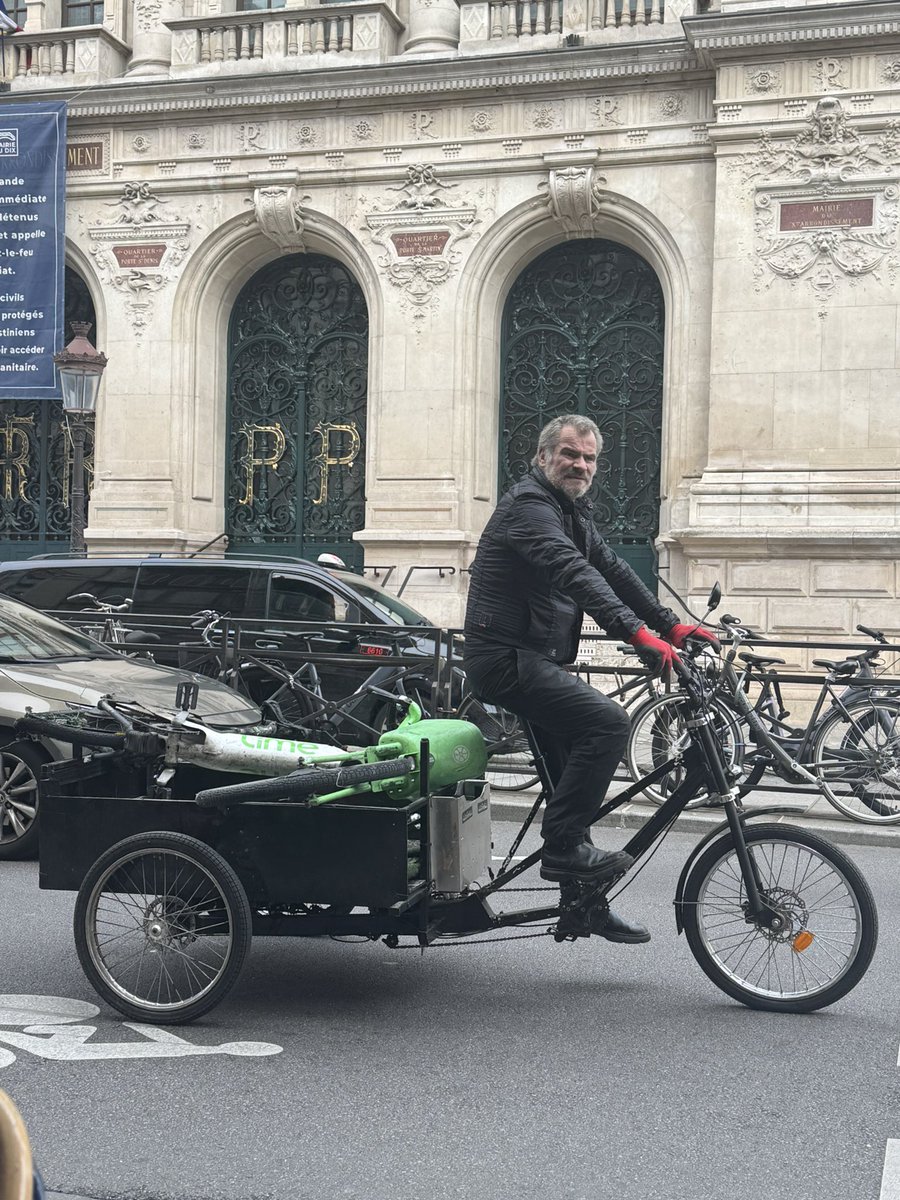 Don’t mess with the apex predator of Parisian cyclists https://t.co/OkJA7nhCjQ