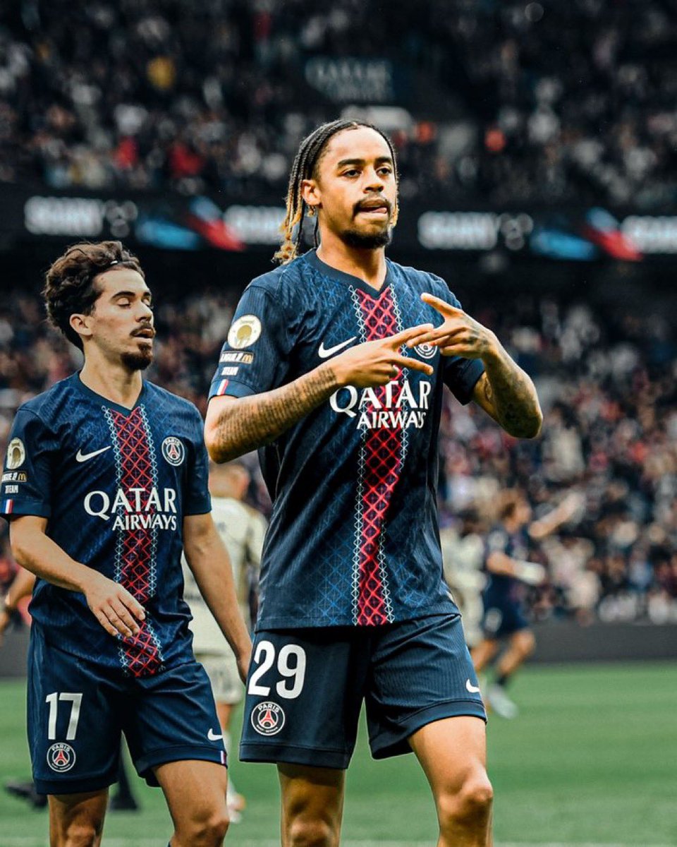 LMDPSG's tweet photo. Le début de saison de cet homme. ✨❤️💙 https://t.co/5cpg7fIqfT