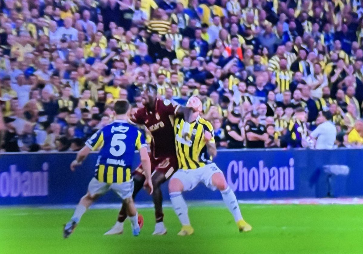 DerinGSMeclisi's tweet photo. Yine kollama, yine kollama! Fenerbahçe Trabzonspor maçında skandallar devam ediyor! Onuachu’nun arkası dönük Skriniar’ı görmüyor ama nizami gol iptal ediliyor. https://t.co/Zg6YwF48Nw