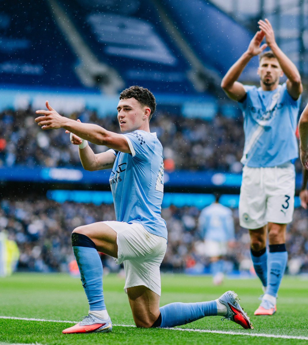 Half-Time: #ManCity 1-0 Man United.

Thoughts? 💭