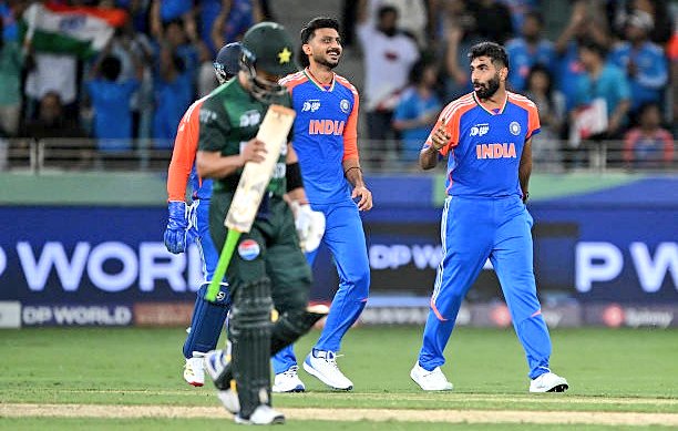 IndianTrendsHub's tweet photo. 🚨 India’s clinical bowling performance restricts Pakistan to 127/9 in 20 Overs.

✔ Kuldeep took 3 wickets.
✔ Bumrah picked up 2 wickets.
✔ Axar claimed 2 wickets.
✔ Hardik and Varun chipped in with 1 wicket each. https://t.co/fBmVBMz1s4