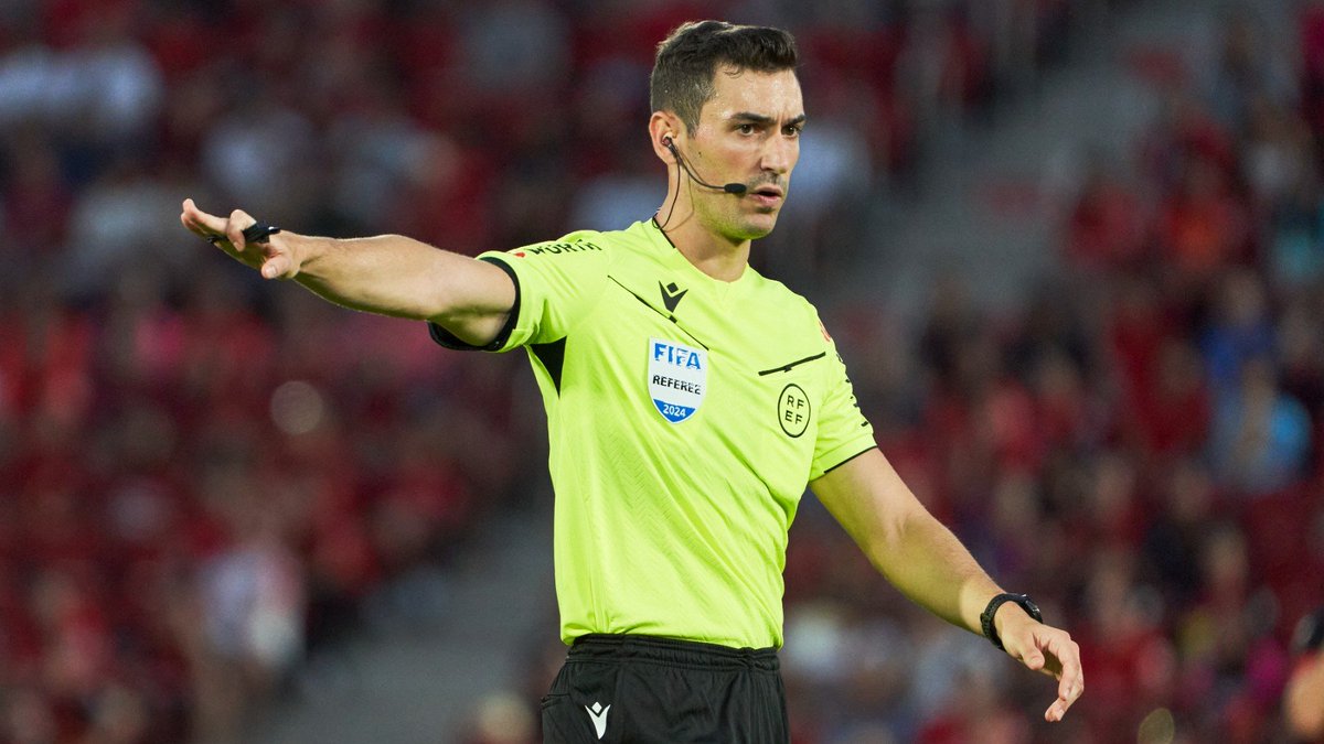 🔴 Suspenso para Muñiz Ruiz al frente del Levante - Real Betis.

✍🏻 𝟰,𝟬

▪️ Optó por un criterio un tanto delicado y así lo evidenció cuando el VAR decidió meterle en un lío.

💥 Sancionó un 'empujoncito' previo al gol de Altamira con la colaboración de Del Cerro Grande.