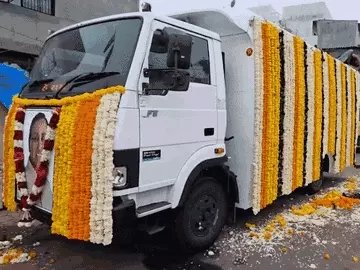 गुजरात के पूर्व मुख्यमंत्री विजय रूपाणी की अंतिम यात्रा का खर्च उठाने से भाजपा ने इनकार कर दिया है। पार्टी की ओर से कहा गया कि अंतिम संस्कार में खर्च हुए 20-25 लाख रुपए रूपाणी परिवार देगा।

दिव्य भास्कर के सूत्रों के मुताबिक, अंतिम यात्रा के दौरान फूल, टेंट और अन्य व्यवस्था करने