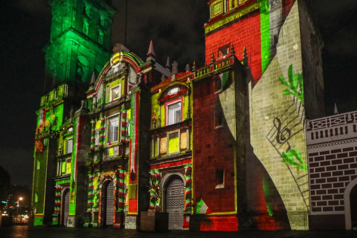 ✨🇲🇽 En #LaCapitalImparable🪽 celebramos con orgullo este mes patrio.
La Catedral luce los colores de nuestra bandera, recordándonos la grandeza de nuestra historia y la unidad que nos distingue como mexicanas y mexicanos. 🙌🏻

Disfruta del videomapping hasta el 15 de septiembre