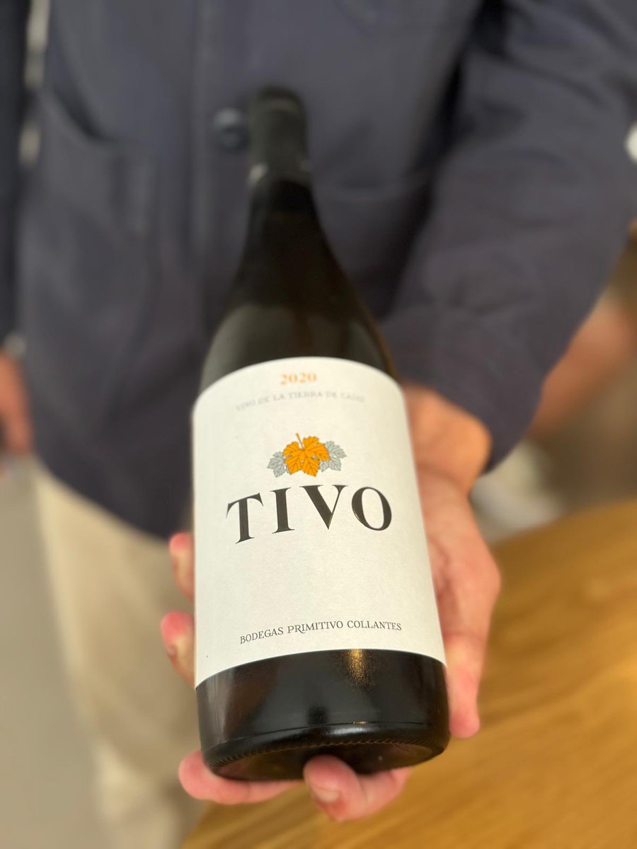 Excelentes platos de Juan Viu inspirados en la cocina popular a base de productos del mar en su restaurante Mare (Cádiz), para solo 10 comensales. 
En la sala, Álvaro Pérez propone interesantes vinos de la tierra.