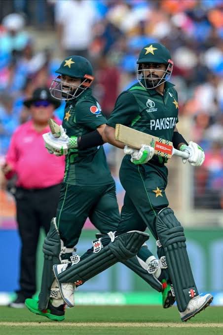 Surkhosh's tweet photo. Only 3 in the current squad have a better SR than King with 20+ avg — 2 played just 21 &amp; 43 matches, only Fakhar has 104. Missing RizBar, hoping for their comeback but until then, wishing Pakistan success in winning matches! #KingBabar https://t.co/DwLJtvwEHb