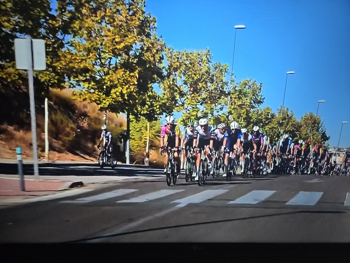 Y mientras Madrid colapsada por manifestantes contra el genocidio de Israel, la vuelta ha tenido nuevamente que cambiar su recorrido  hacia las afueras.
Lo hemos vuelto a conseguir...pese a todo.
Viva Palestina Libre!!