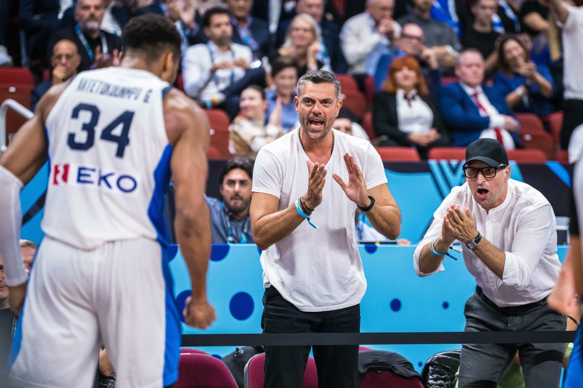 TheShot71's tweet photo. Γιατί το δικαιούνταν και το άξιζαν!
#hellasbasket #pantadipla #sloukas #papanikolaou #antetokounmpo #antekounbros https://t.co/KCSnsgn0PA