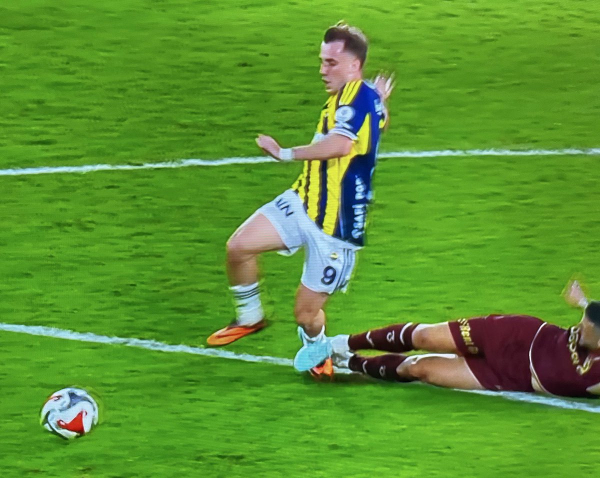 Kırmızı doğru Okay az kalsın Kerem’in bileğini kırıyordu

Asıl komik olan da şu hareket direkt gözünün önünde yapılmasına rağmen hakemin kırmızı için VAR’a ihtiyaç duyması 

Dün Orkun’a verilen komik kırmızı bugün bunu görmeyen hakem…lisansları bakkaldan alıyorlar