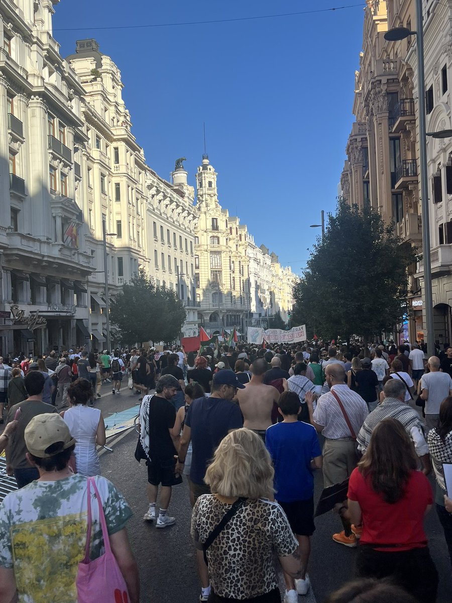 La respuesta popular en Madrid cancela el final de La Vuelta a pesar de la violencia policial enviada por el gobierno más hipócrita de la historia. La lucha firme y el boicot son nuestras mejores armas. 

¡No han pasado! 
¡Viva Palestina libre!