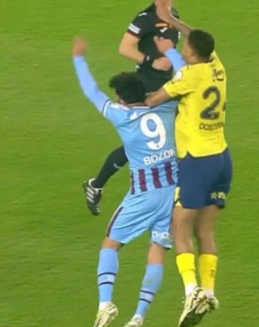 Geçen sezon Fenerbahçe’nin Trabzonspor’a attığı 2 golün öncesindeki pozisyonlar.