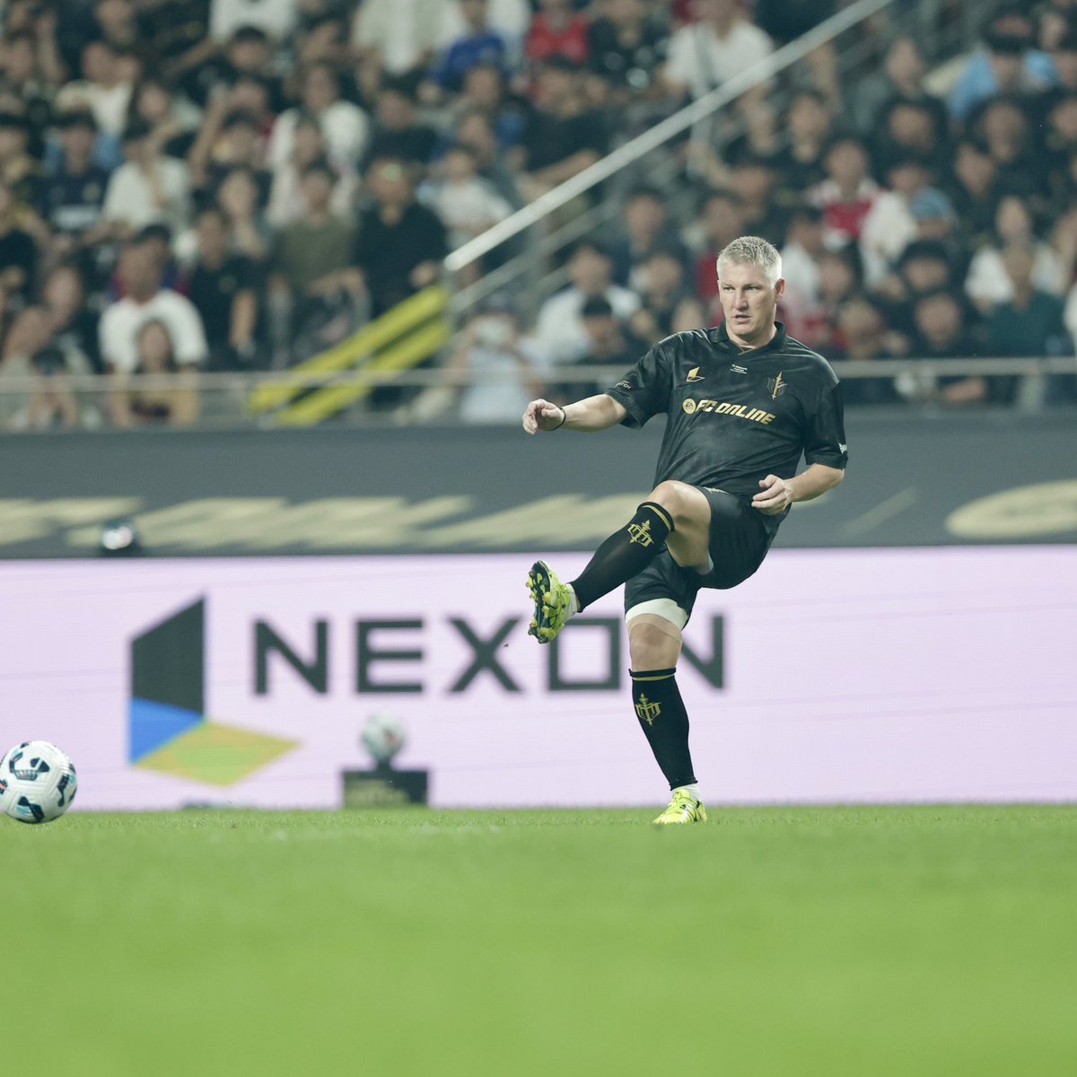BSchweinsteiger's tweet photo. Stepping back on the pitch with old friends & familiar faces โฝ๐๐ผ #iconsmatch #nexon #shootforloveworld https://t.co/xKLlSi15Xw