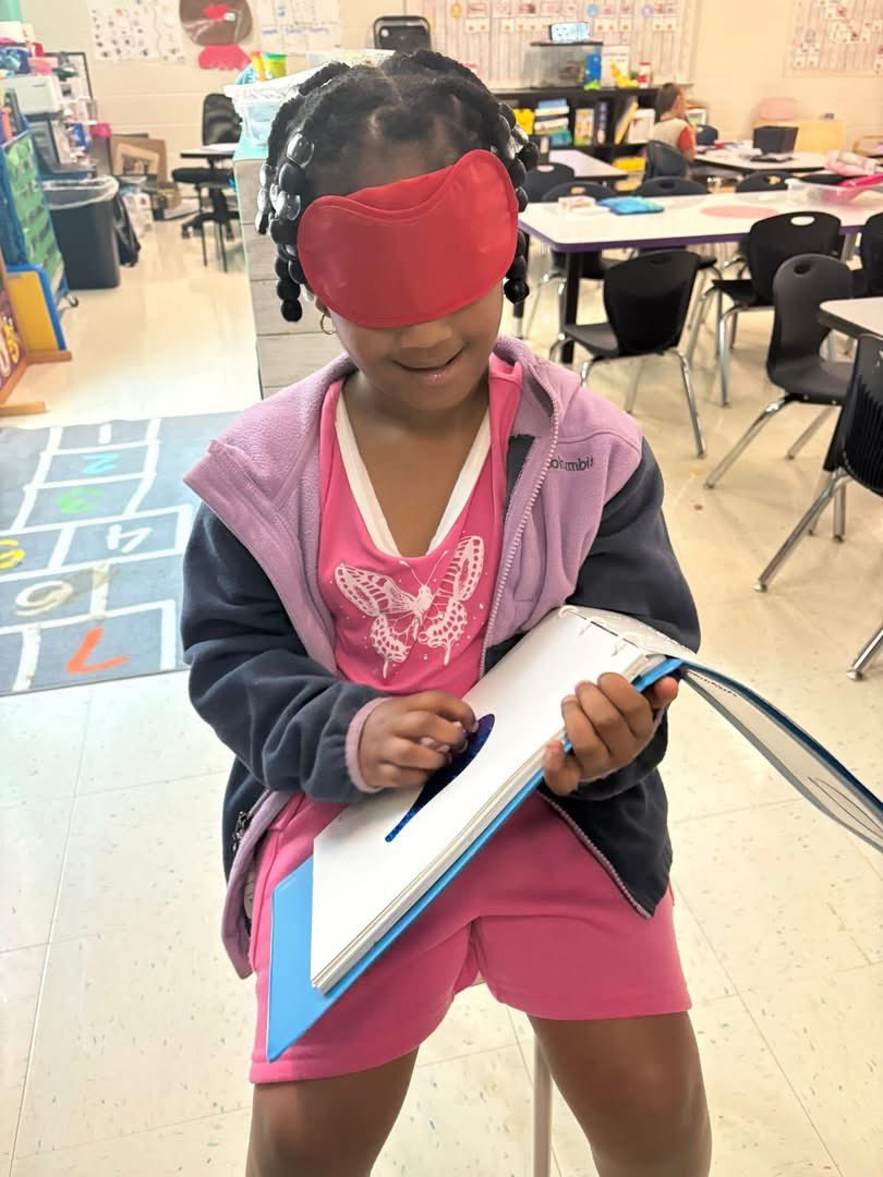 TweetDCS_DCPS's tweet photo. Mrs. Linda’s kindergartners are learning the American Sign Language alphabet and had a chance to read books in braille this week. https://t.co/EqykHisIN9