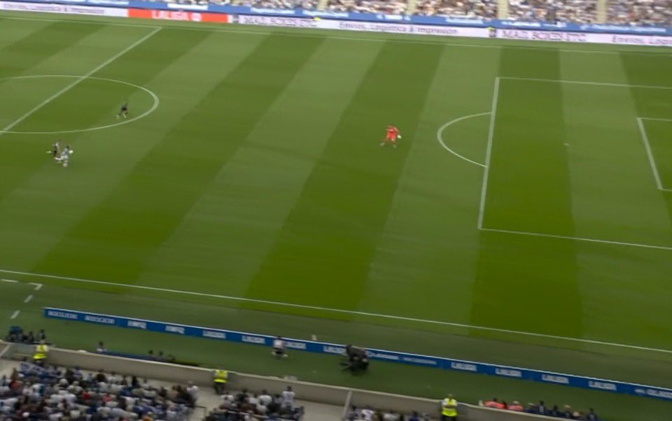 FAziadzo's tweet photo. @alkalineRMFC_ @ESPNFC Bring in the full frame.
Courtois was already out of his box, and the player had a clear chance to score—that’s a clear goal-scoring opportunity. Don’t just use this one frame to make it seem like there was no chance of a goal. https://t.co/WLoFRCawIB