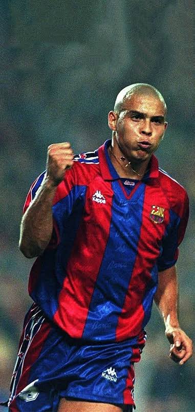 Ronaldo disputou apenas uma temporada com a camisa do Barcelona. 

Foram 49 jogos, 47 gols e 10 assistências. 

Fenômeno.