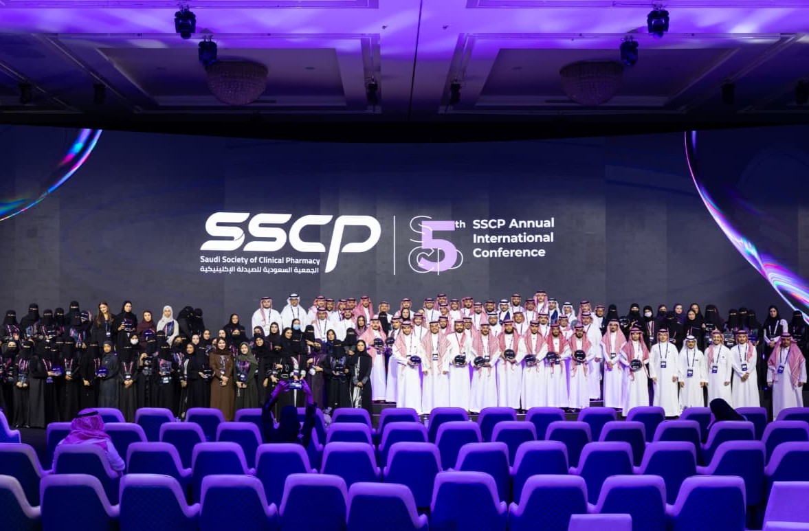 شاركت #جامعة_حفر_الباطن ممثلةً بطلاب كلية الصيدلة في مؤتمر #SSCP25 الذي تنظمه الجمعية السعودية للصيدلة الإكلينيكية، عبر تقديم ملصقات بحثية ومشاركات تطوعية، بما يعكس الحضور الفاعل لطلبتها في الملتقيات العلمية والمجتمعية.