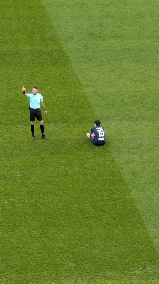KangInUpdates's tweet image. Worrying scenes at the Parc des Princes 😰 Lee Kang-in goes down clutching his Achilles after a shot and has been forced off. #PSG #KangIn