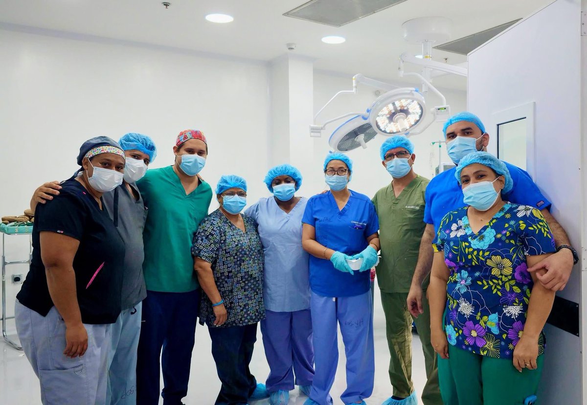 PoliticoHN504's tweet photo. 🏥🪡Primera Cirugía en nuestro Hospital Satuyé!!
                               13-09-2025

Este comprometido Staff quirúrgico tuvo el honor de estrenar nuestro Quirófano, siendo la primera cirugía de muchas que esperamos brindar de forma gratuita y segura como corresponde a nuestro pueblo isleño.

El Hospital Satuyé cuenta con 2 quirófanos equipados.

Gracias equipo!
Dr. Everett Cirujano 
Dr. Acosta Anestesiólogo 
Lic. Wendy jefe de sala de operaciones 
Lic. Brenda Directora de Enfermería, Marlen, Elena
y a todos los compañeros que se han esmerado en este traslado y hacen posible cirugías de calidad con calidez.

#HospitalSatuyé
#PrimeraCirugía
#XiomaraSiCumple 
Xiomara Castro De Zelaya 
Secretaría de Salud de Honduras, Oficial