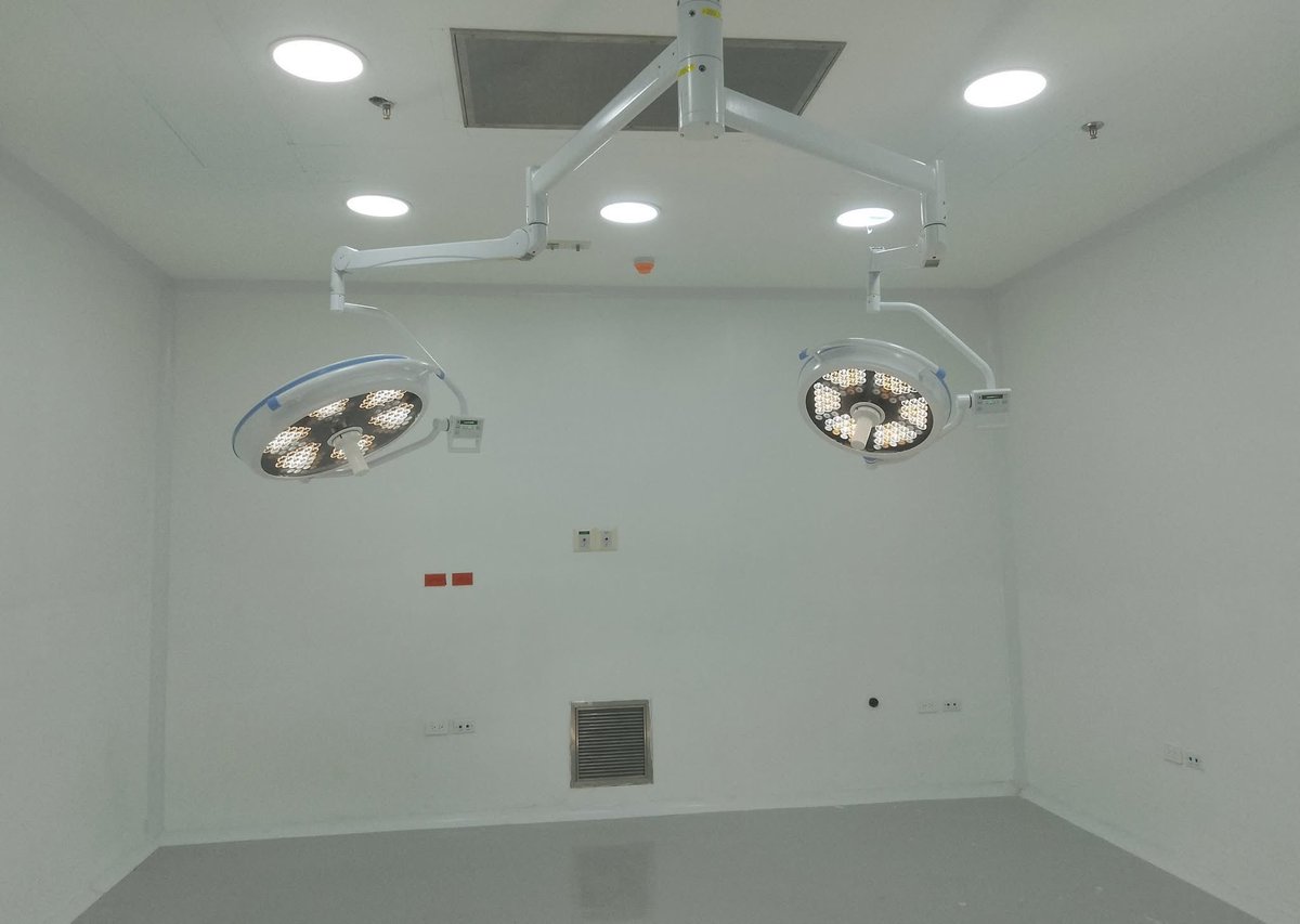 PoliticoHN504's tweet photo. 🏥🪡Primera Cirugía en nuestro Hospital Satuyé!!
                               13-09-2025

Este comprometido Staff quirúrgico tuvo el honor de estrenar nuestro Quirófano, siendo la primera cirugía de muchas que esperamos brindar de forma gratuita y segura como corresponde a nuestro pueblo isleño.

El Hospital Satuyé cuenta con 2 quirófanos equipados.

Gracias equipo!
Dr. Everett Cirujano 
Dr. Acosta Anestesiólogo 
Lic. Wendy jefe de sala de operaciones 
Lic. Brenda Directora de Enfermería, Marlen, Elena
y a todos los compañeros que se han esmerado en este traslado y hacen posible cirugías de calidad con calidez.

#HospitalSatuyé
#PrimeraCirugía
#XiomaraSiCumple 
Xiomara Castro De Zelaya 
Secretaría de Salud de Honduras, Oficial