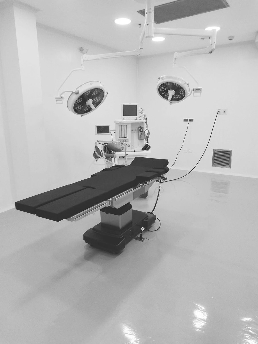 PoliticoHN504's tweet photo. 🏥🪡Primera Cirugía en nuestro Hospital Satuyé!!
                               13-09-2025

Este comprometido Staff quirúrgico tuvo el honor de estrenar nuestro Quirófano, siendo la primera cirugía de muchas que esperamos brindar de forma gratuita y segura como corresponde a nuestro pueblo isleño.

El Hospital Satuyé cuenta con 2 quirófanos equipados.

Gracias equipo!
Dr. Everett Cirujano 
Dr. Acosta Anestesiólogo 
Lic. Wendy jefe de sala de operaciones 
Lic. Brenda Directora de Enfermería, Marlen, Elena
y a todos los compañeros que se han esmerado en este traslado y hacen posible cirugías de calidad con calidez.

#HospitalSatuyé
#PrimeraCirugía
#XiomaraSiCumple 
Xiomara Castro De Zelaya 
Secretaría de Salud de Honduras, Oficial