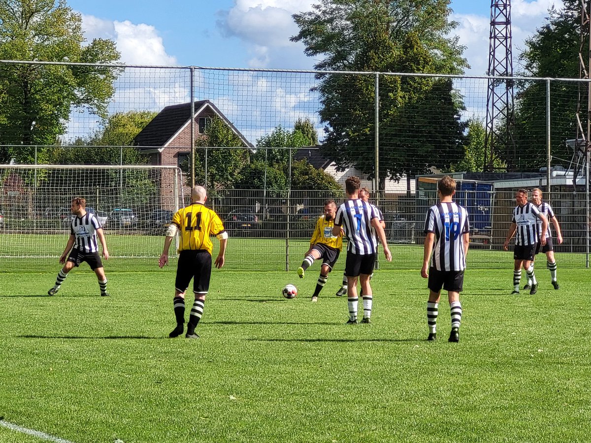 nielsvenus's tweet photo. Vanmiddag stond de derby in het districtsbekertoernooi tussen NVC en VV Den Dam op het programma ๐
De vijfdeklassers maakten er een leuke wedstrijd van, waarin NVC met 3-0 won ๐
Sportpark De Hoek, Netterden ๐
#NVCNetterden #Netterden #DenDam #Azewijn #derby #groundhopping https://t.co/1FrB7K6bHQ