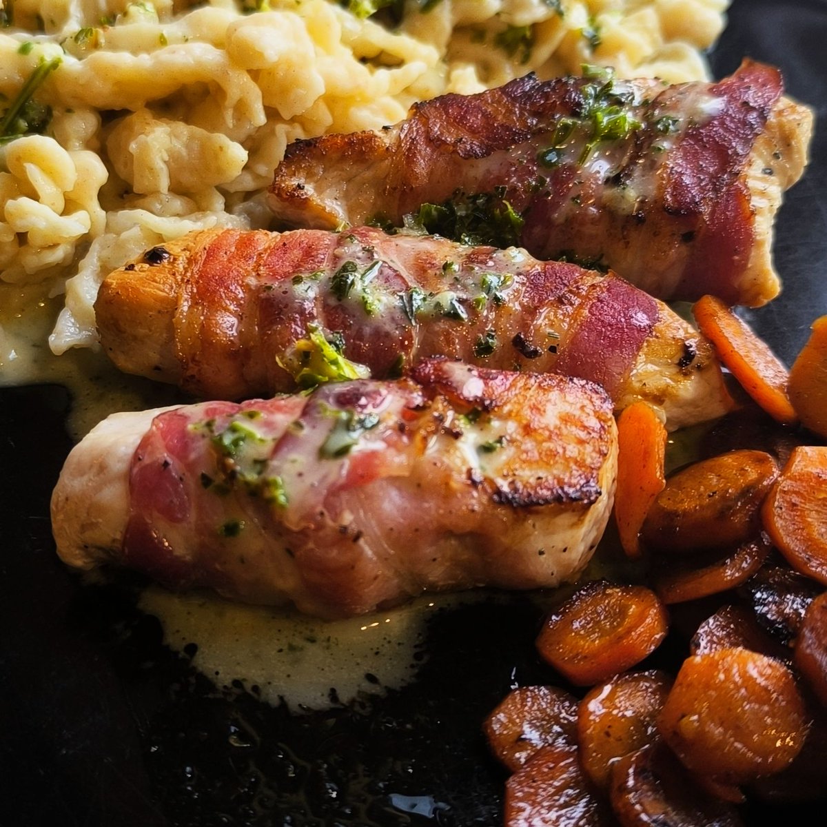 MikeKocht's tweet image. #Pute hatte ich noch in der Tiefkühlung und im #Speckmantel bleibt sie halt schön saftig.
Heute gibt es sie mit feinem Kräuterrahm und dazu #Spätzle (oder besser #Knöpfle?)
Die habe ich aus #Dinkelmehl schnell mit der #Spätzlereibe dazu gemacht.

mikekocht.at/2025/09/14/put…