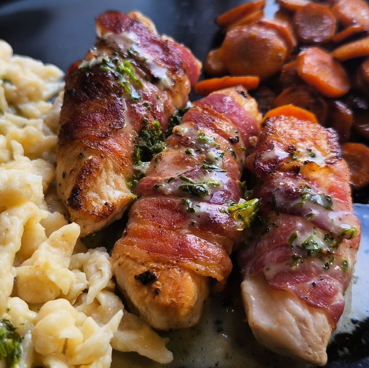 MikeKocht's tweet image. #Pute hatte ich noch in der Tiefkühlung und im #Speckmantel bleibt sie halt schön saftig.
Heute gibt es sie mit feinem Kräuterrahm und dazu #Spätzle (oder besser #Knöpfle?)
Die habe ich aus #Dinkelmehl schnell mit der #Spätzlereibe dazu gemacht.

mikekocht.at/2025/09/14/put…