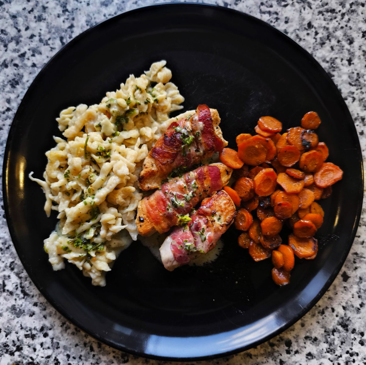 MikeKocht's tweet image. #Pute hatte ich noch in der Tiefkühlung und im #Speckmantel bleibt sie halt schön saftig.
Heute gibt es sie mit feinem Kräuterrahm und dazu #Spätzle (oder besser #Knöpfle?)
Die habe ich aus #Dinkelmehl schnell mit der #Spätzlereibe dazu gemacht.

mikekocht.at/2025/09/14/put…