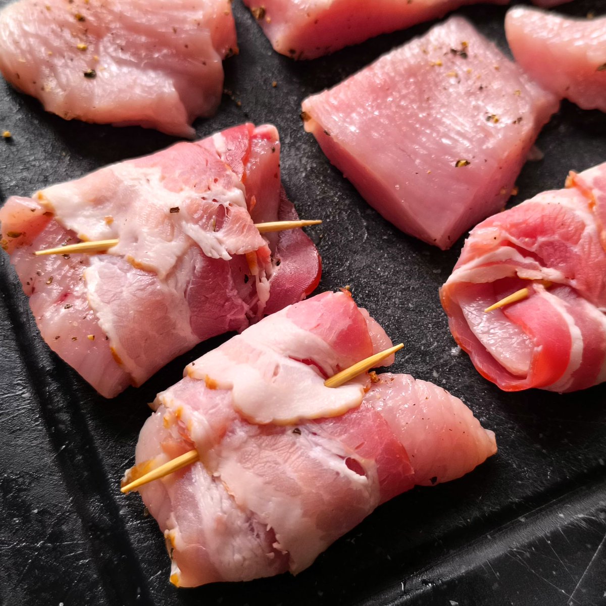 MikeKocht's tweet image. #Pute hatte ich noch in der Tiefkühlung und im #Speckmantel bleibt sie halt schön saftig.
Heute gibt es sie mit feinem Kräuterrahm und dazu #Spätzle (oder besser #Knöpfle?)
Die habe ich aus #Dinkelmehl schnell mit der #Spätzlereibe dazu gemacht.

mikekocht.at/2025/09/14/put…