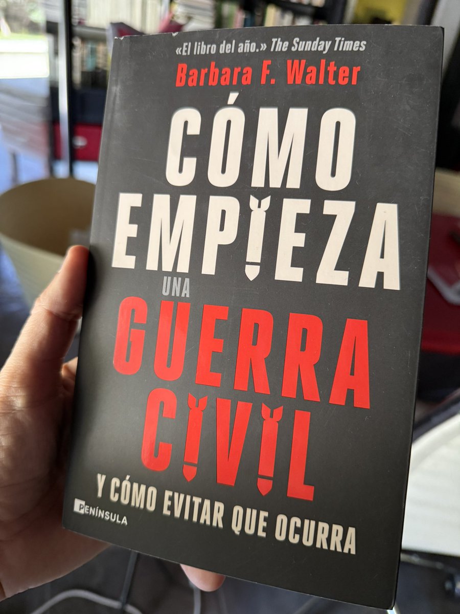 maRIOrioRDA's tweet photo. No lo digo por este libro -anticipatorio, por cierto-. Baste entrar a la mayoría de medios norteamericanos y verán que el tema de la semana ya no es solo la violencia, sino la editorialización del actual contexto aproximándolo a la idea de un caso de alto riesgo -e inminente- de escalada en la violencia política y de posible colapso democrático, que podría derivar en un conflicto civil moderno (faccionalismo basado en identidades). Esto lleva años pero se ha agravado bajo la segunda administración de Trump.
No dejemos que eso se expanda a nuestros países.