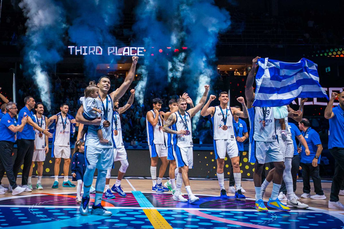 Οι πανηγυρισμοί, τα χαμόγελα, το χάλκινο μετάλλιο, η οικογένεια!!!
<a href="/EuroBasket/">FIBA EuroBasket</a>
#GREFIN #EuroBasket #MakeYourMark #PantaDipla #HellasBasketball 🏀🇬🇷