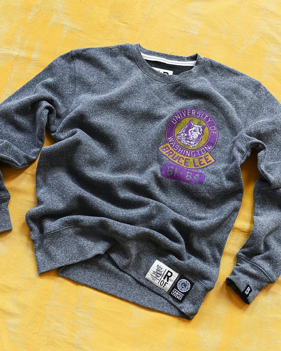 UWearPurple's tweet image. From 1961-1964, Bruce Lee could be seen on the UW campus, teaching his earliest forms of Gung Fu and giving lessons near the HUB. This is where his legend began.
 
Bruce Lee x UW, a new collection from #rootsoffight, now at @ubookstoresea and @simplyseattle 🐉