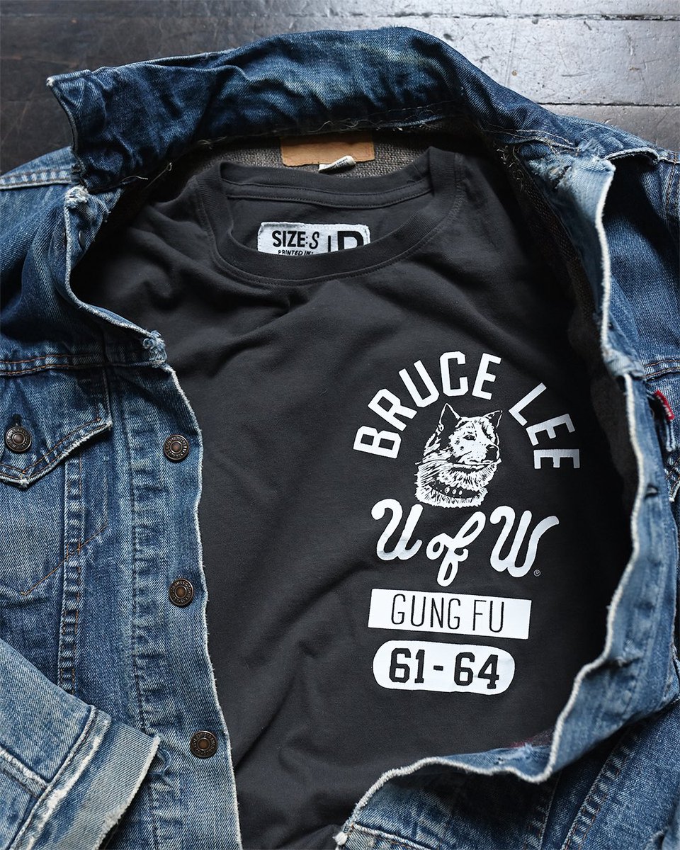 UWearPurple's tweet image. From 1961-1964, Bruce Lee could be seen on the UW campus, teaching his earliest forms of Gung Fu and giving lessons near the HUB. This is where his legend began.
 
Bruce Lee x UW, a new collection from #rootsoffight, now at @ubookstoresea and @simplyseattle 🐉