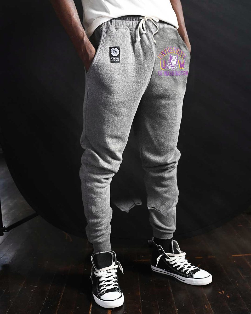 UWearPurple's tweet image. From 1961-1964, Bruce Lee could be seen on the UW campus, teaching his earliest forms of Gung Fu and giving lessons near the HUB. This is where his legend began.
 
Bruce Lee x UW, a new collection from #rootsoffight, now at @ubookstoresea and @simplyseattle 🐉