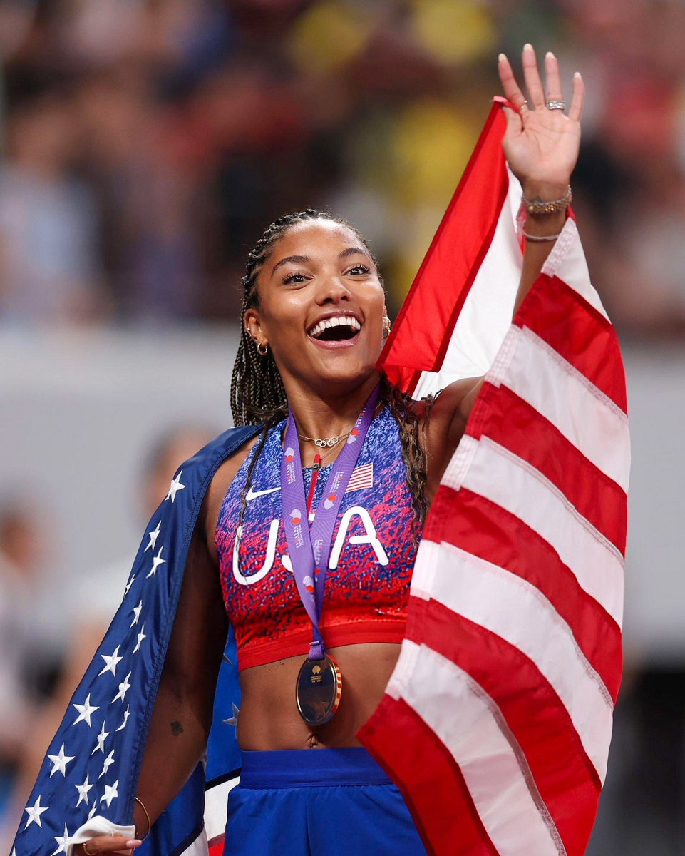 TrackGazette's tweet image. 7.13m!!🔥
World Lead ☑️ 

Tara Davis-Woodhall 🇺🇸 swept to a World Lead (WL) of 7.13m (-0.2) to win GOLD in the women’s Long Jump at the Tokyo 2025 World Championships, her first world title!

She beat Malaika Mihambo 🇩🇪 who jumped 6.99m (0.1) for Silver, while Natalia Linares 🇨🇴…
