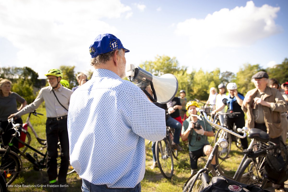 Wer hat den #Mauerradweg erfunden? Michael Cramer! Er hat damit ein Stück Berliner Geschichte geschrieben. Wir sind mitgefahren und haben ihm zugehört. Lieber Michael, wir sind dir so dankbar für dein Engagement und das Herzblut, das du jedes Jahr in die #Mauerstreifzüge steckst.
