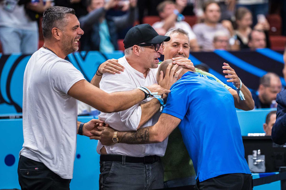 HellenicBF's tweet photo. Α hug literally made of basketball! Spanoulis celebrating with Tsartsaris, Papaloukas and Diamantidis!
@EuroBasket
#GREFIN #EuroBasket #MakeYourMark #PantaDipla #HellasBasketball 🏀🇬🇷 https://t.co/vfMxNn0o4P