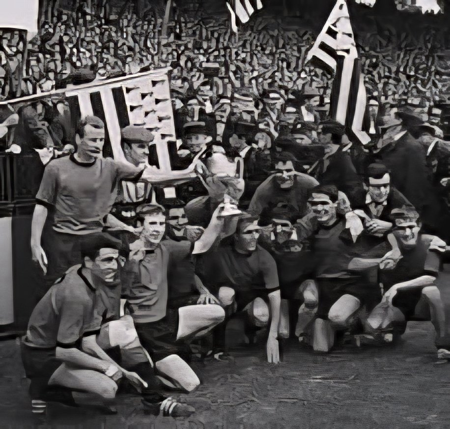 fussballgeekz's tweet image. #StadeRennais ❤️🖤 win their 1st #CoupeDeFrance 🇫🇷 in May 1965 beating #CSSedan Ardennes 💚❤️ 3-1 at #ParcDesPrinces after a replay; the 1st game ending 2-2.
Daniel Rodighiero (2) &amp;amp; Marcel Loncle netted after the break for Jean Prouff&apos;s #RougeEtNoirs.