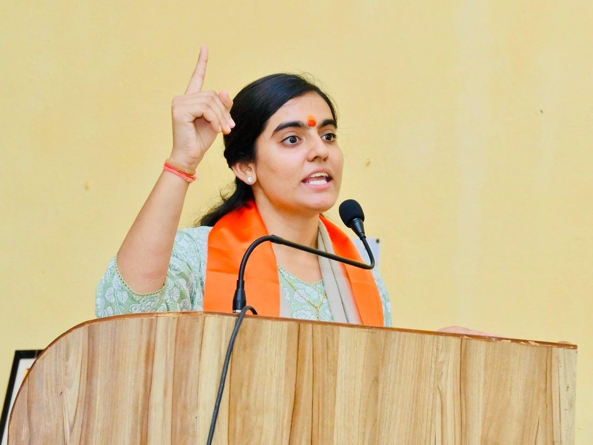 कभी हार न मानने की आदत ही एक दिन बड़ी जीत दिलाती है जिंदगी में रिस्क लेने से कभी डरना नहीं है,  या तो जीत मिलेगी और हार भी गए तो सीख मिलेगी..
Always Support You.
<a href="/PoonamBhatis/">Poonam Bhati</a>