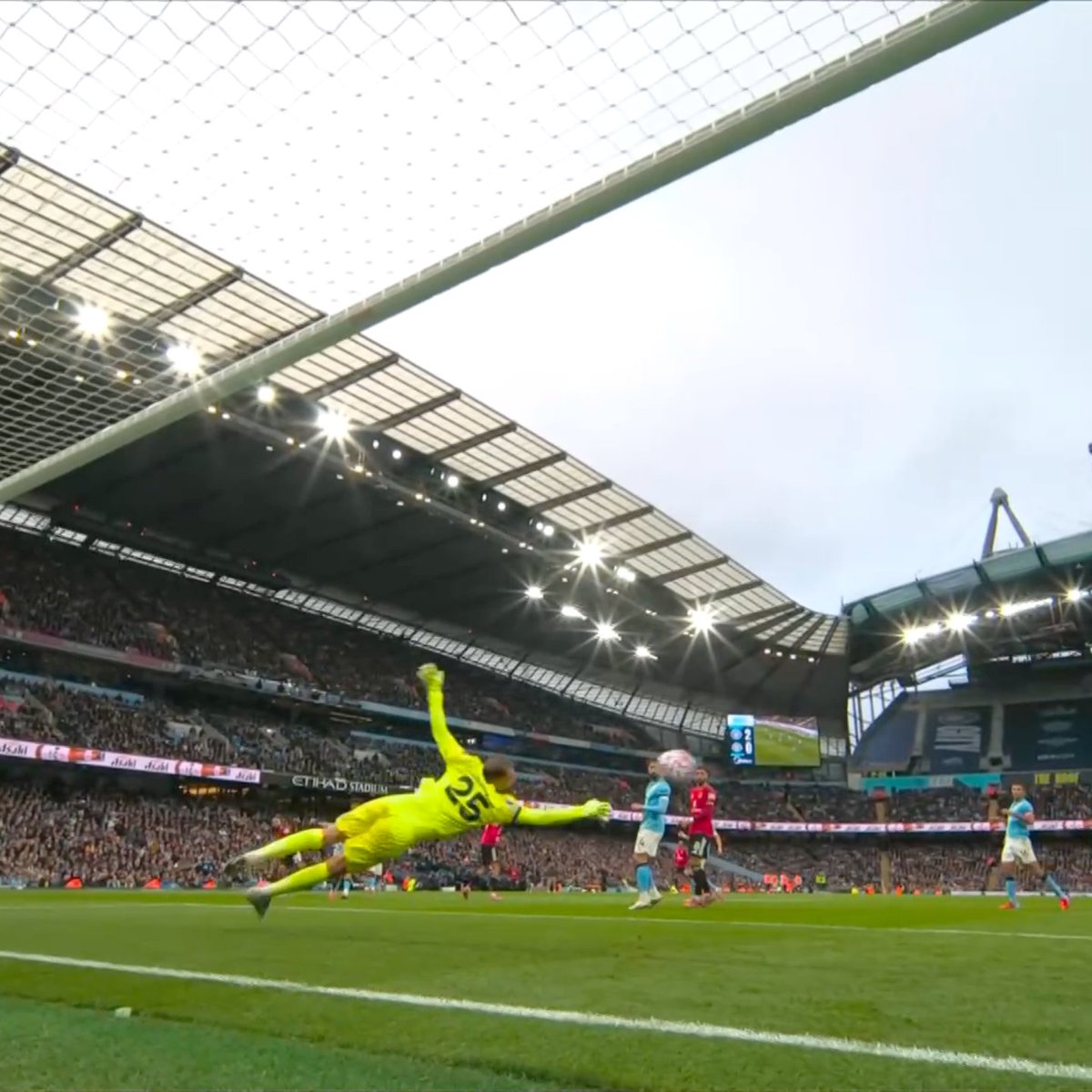 ofc this giant saves this

#MCIMUN #PremierLeague