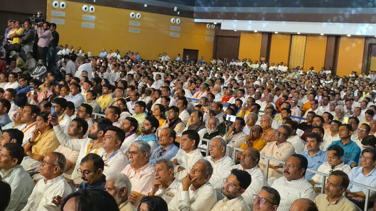 परम पूजनीय सरसंघचालक आदरणीय डॉ. मोहन भागवत जी के कर कमलों से मध्यप्रदेश शासन के कैबिनेट मंत्री आदरणीय श्री <a href="/prahladspatel/">Prahlad Singh Patel ( वृक्ष से जल, जल से जीवन)</a> जी द्वारा लिखित पुस्तक "परिक्रमा कृपा सार" का विमोचन किया गया। 

उनका मार्गदर्शन सदैव हमें राष्ट्र सेवा और जनकल्याण के पथ पर बढ़ाने की ऊर्जा प्रदान करता है।