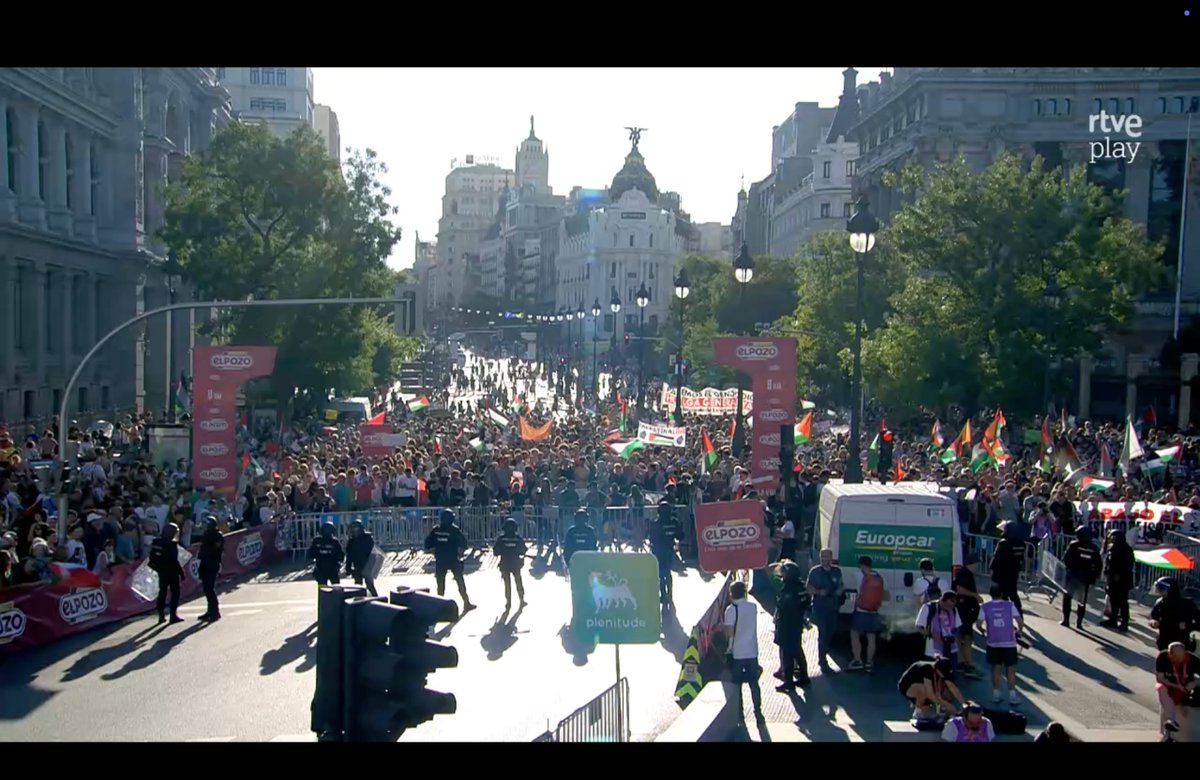 Gracias, Madrid 🇵🇸. No, Perico Delgado, no es un gran éxito para los manifestantes en #Madrid que <a href="/lavuelta/">La Vuelta</a> se acabe. Es un gran éxito para el #deporte, para los y las ciudadanas que ha dicho basta y han hecho lo que no han hecho los dirigentes políticos de nuestro país 🧵